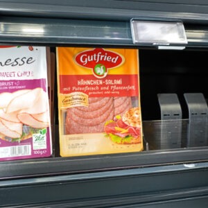 Systèmes de poussoirs pour produits frais sur tablettes horizontales