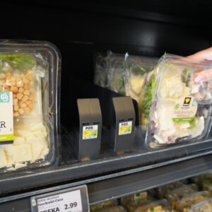 Système de poussoirs pour salades emballées
